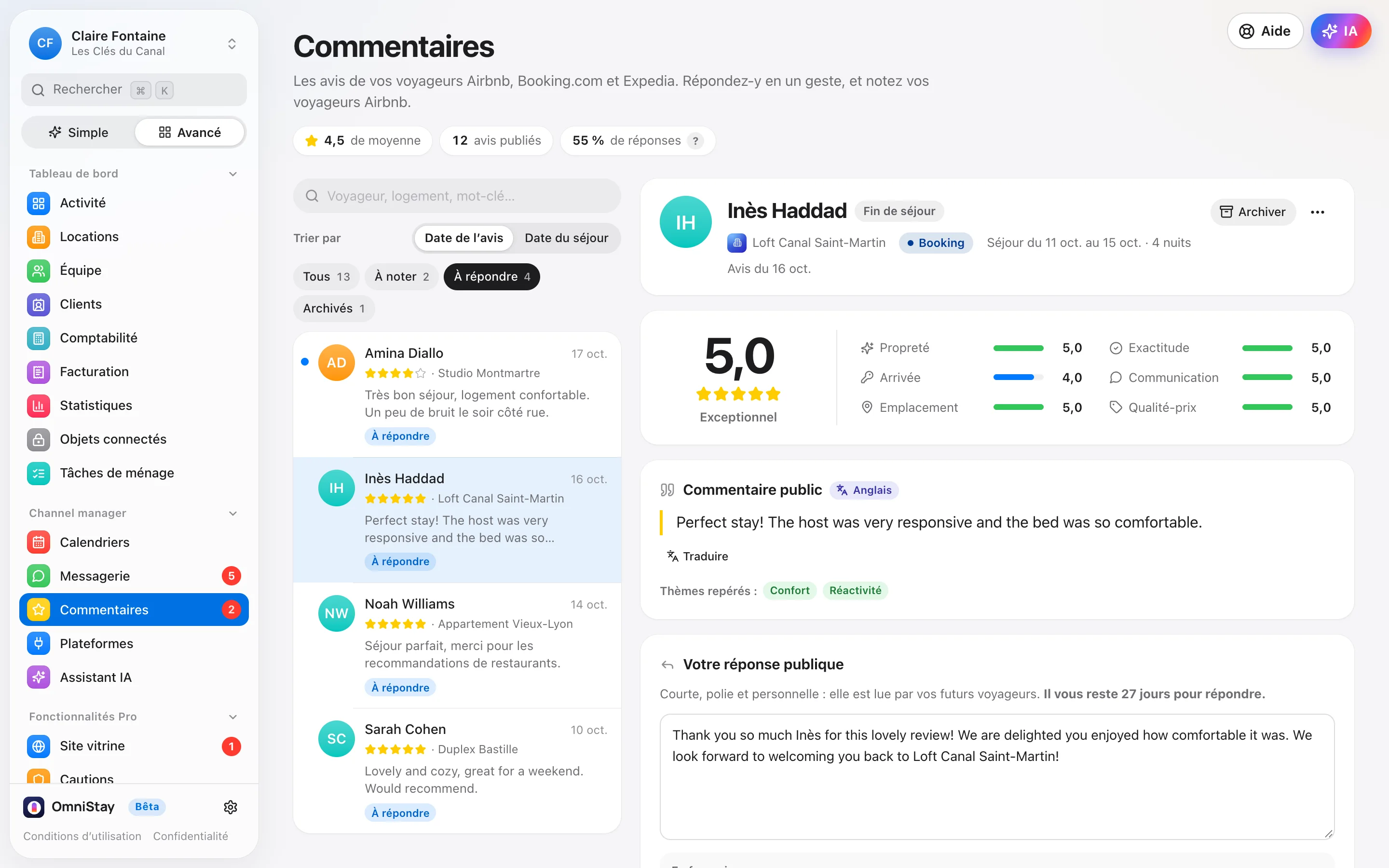 Les commentaires dans OmniStay : 4,5 de moyenne, les avis à répondre, et la réponse en anglais déjà rédigée pour Inès, qui a laissé 5 étoiles sur Booking.com.