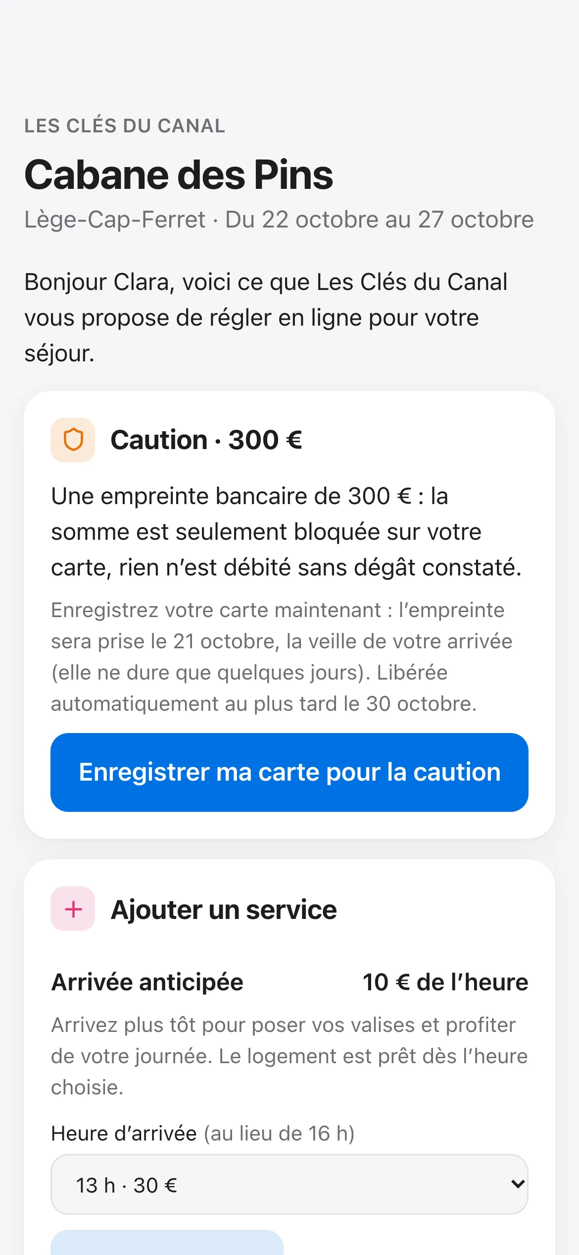 La page que reçoit le voyageur : sa caution de 300 € à enregistrer par carte, puis les services qu’il peut ajouter à son séjour.